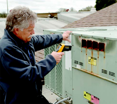 使用紅外測溫儀測量屋頂制冷系統(tǒng)。 