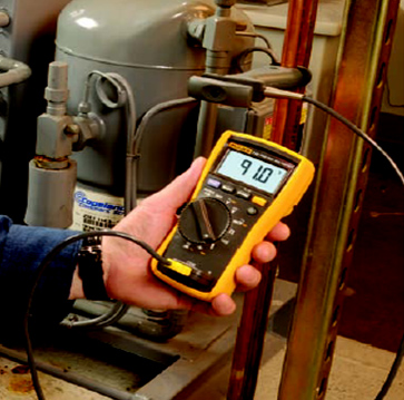 使用DMM和管鉗式探頭測量液態(tài)管溫度。