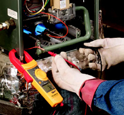 使用多功能鉗形表測(cè)試電壓。